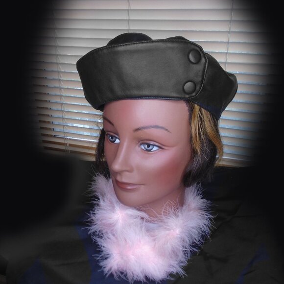 Black Beret in Vegan Leather - Military Vibe - Picture 2 of 8